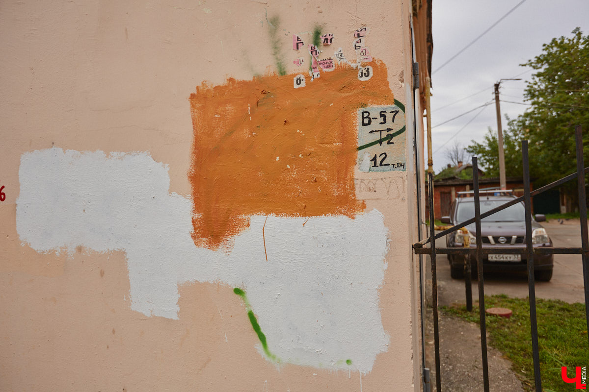 Владимирцы регулярно приезжают на Батурина: одни на рынок за продуктами, другие в Центральный парк погулять. Теперь еще и новый большой ТЦ появился. Но если свернуть от него вправо, то можно попасть в настоящий спальный район с массой интересных фишек. «Ключ-Медиа» узнал о них от жительницы улицы Михайловской, с которой совершил познавательный променад