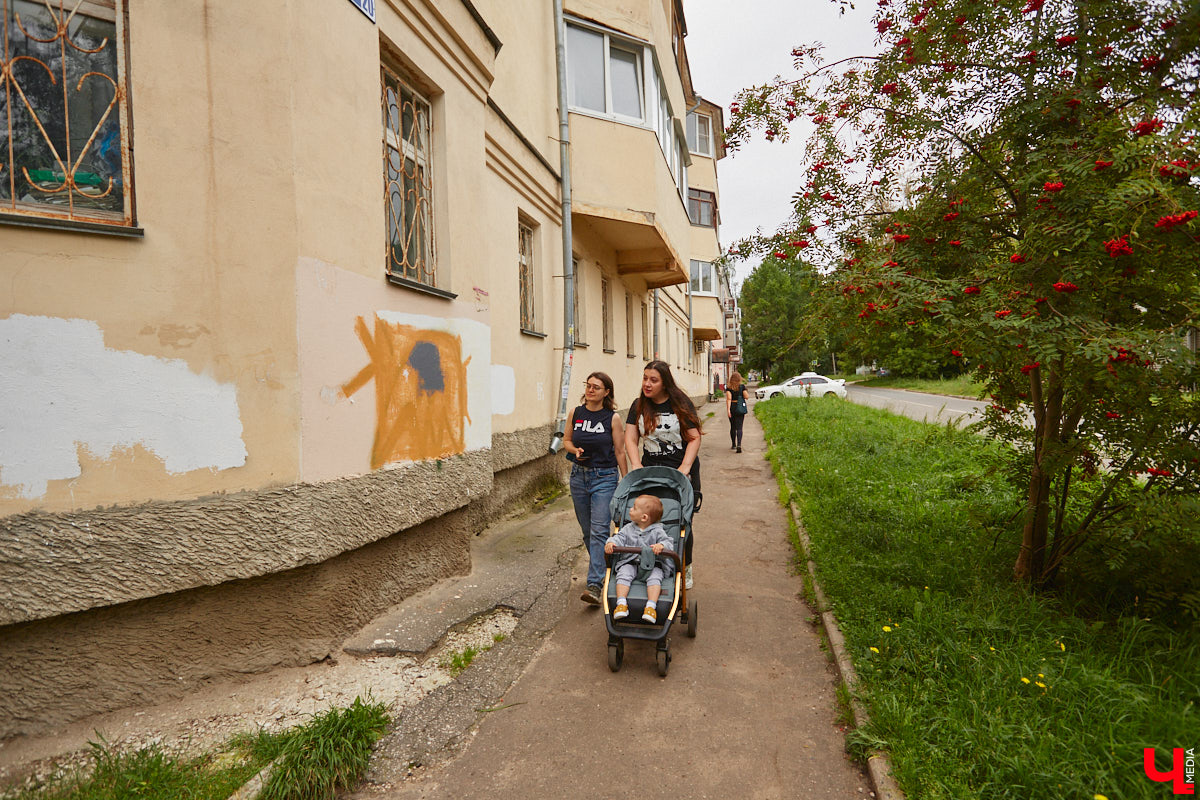 Владимирцы регулярно приезжают на Батурина: одни на рынок за продуктами, другие в Центральный парк погулять. Теперь еще и новый большой ТЦ появился. Но если свернуть от него вправо, то можно попасть в настоящий спальный район с массой интересных фишек. «Ключ-Медиа» узнал о них от жительницы улицы Михайловской, с которой совершил познавательный променад