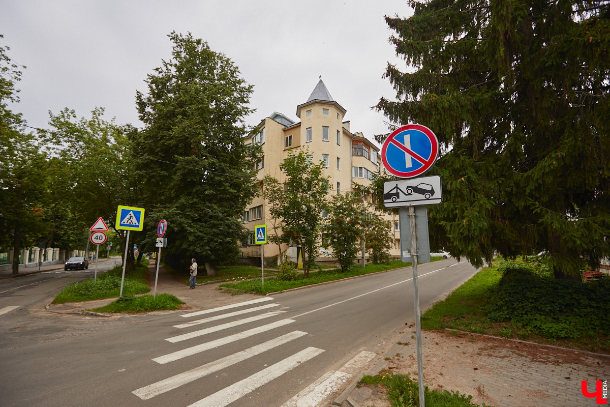 Владимирцы регулярно приезжают на Батурина: одни на рынок за продуктами, другие в Центральный парк погулять. Теперь еще и новый большой ТЦ появился. Но если свернуть от него вправо, то можно попасть в настоящий спальный район с массой интересных фишек. «Ключ-Медиа» узнал о них от жительницы улицы Михайловской, с которой совершил познавательный променад