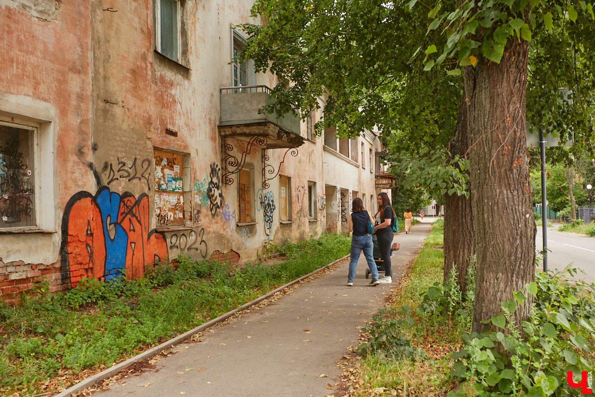 Владимирцы регулярно приезжают на Батурина: одни на рынок за продуктами, другие в Центральный парк погулять. Теперь еще и новый большой ТЦ появился. Но если свернуть от него вправо, то можно попасть в настоящий спальный район с массой интересных фишек. «Ключ-Медиа» узнал о них от жительницы улицы Михайловской, с которой совершил познавательный променад