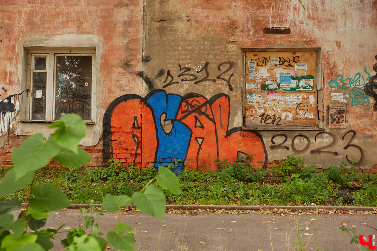 Владимирцы регулярно приезжают на Батурина: одни на рынок за продуктами, другие в Центральный парк погулять. Теперь еще и новый большой ТЦ появился. Но если свернуть от него вправо, то можно попасть в настоящий спальный район с массой интересных фишек. «Ключ-Медиа» узнал о них от жительницы улицы Михайловской, с которой совершил познавательный променад