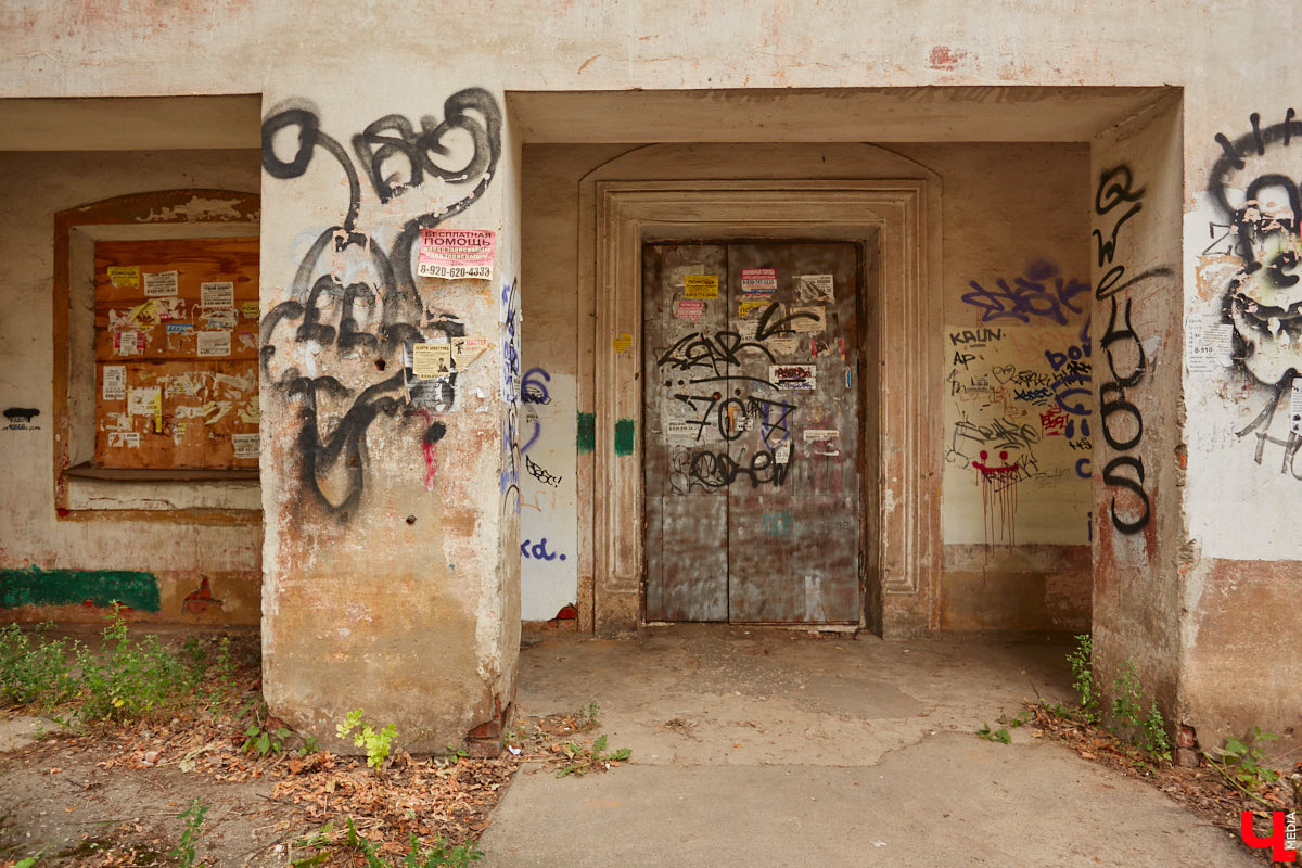 Владимирцы регулярно приезжают на Батурина: одни на рынок за продуктами, другие в Центральный парк погулять. Теперь еще и новый большой ТЦ появился. Но если свернуть от него вправо, то можно попасть в настоящий спальный район с массой интересных фишек. «Ключ-Медиа» узнал о них от жительницы улицы Михайловской, с которой совершил познавательный променад