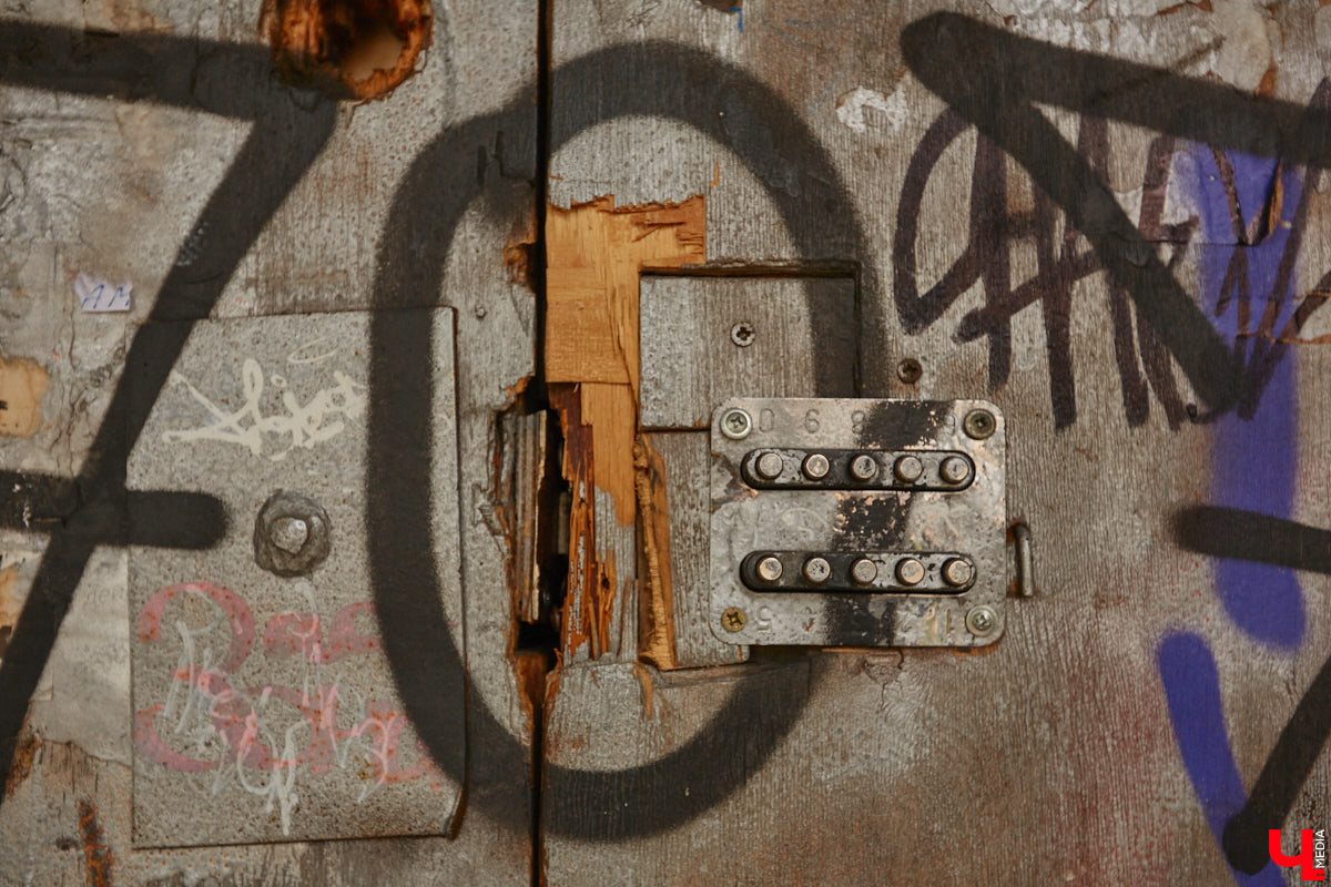 Владимирцы регулярно приезжают на Батурина: одни на рынок за продуктами, другие в Центральный парк погулять. Теперь еще и новый большой ТЦ появился. Но если свернуть от него вправо, то можно попасть в настоящий спальный район с массой интересных фишек. «Ключ-Медиа» узнал о них от жительницы улицы Михайловской, с которой совершил познавательный променад