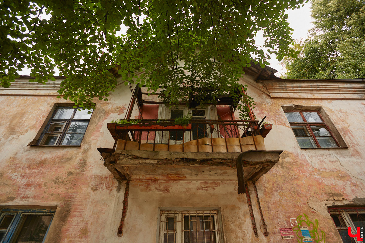 Владимирцы регулярно приезжают на Батурина: одни на рынок за продуктами, другие в Центральный парк погулять. Теперь еще и новый большой ТЦ появился. Но если свернуть от него вправо, то можно попасть в настоящий спальный район с массой интересных фишек. «Ключ-Медиа» узнал о них от жительницы улицы Михайловской, с которой совершил познавательный променад