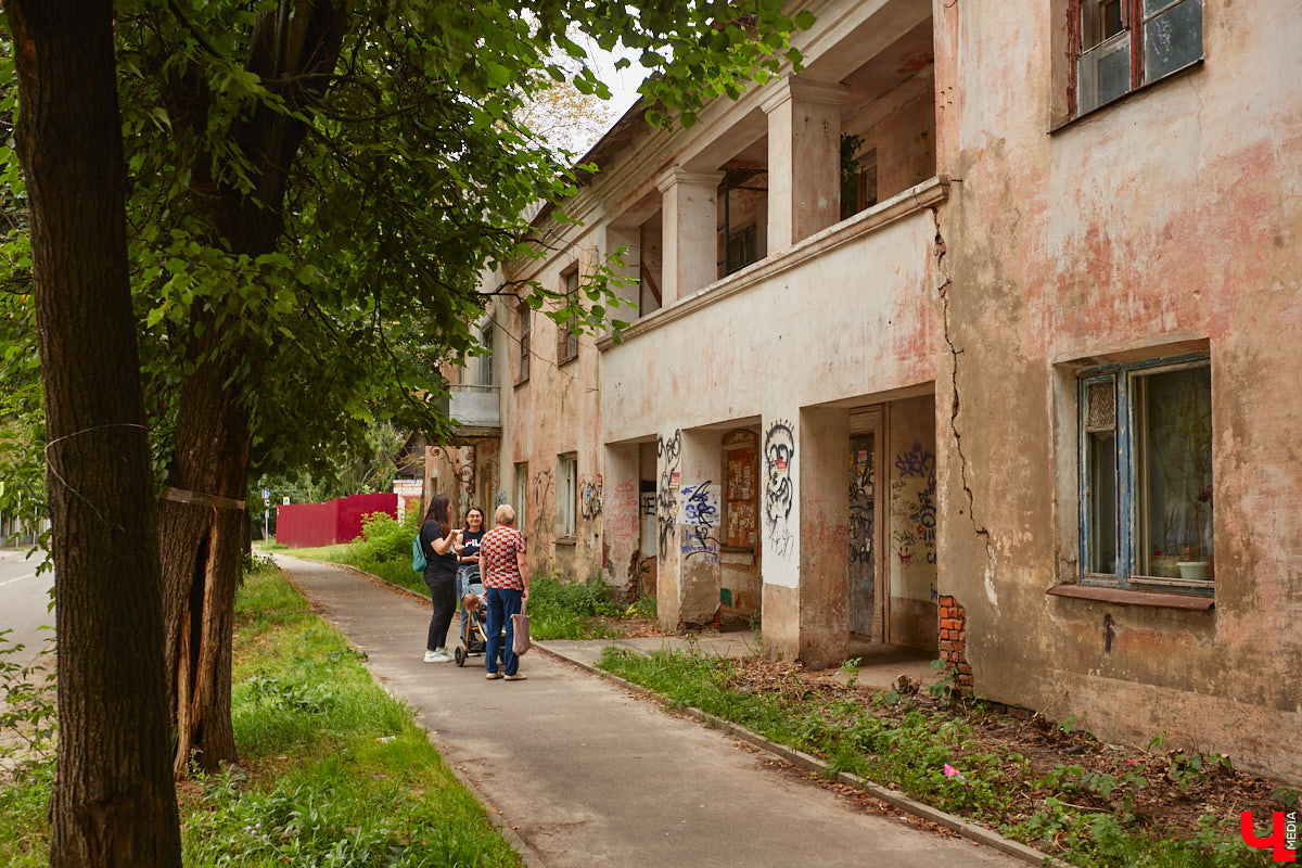 Владимирцы регулярно приезжают на Батурина: одни на рынок за продуктами, другие в Центральный парк погулять. Теперь еще и новый большой ТЦ появился. Но если свернуть от него вправо, то можно попасть в настоящий спальный район с массой интересных фишек. «Ключ-Медиа» узнал о них от жительницы улицы Михайловской, с которой совершил познавательный променад