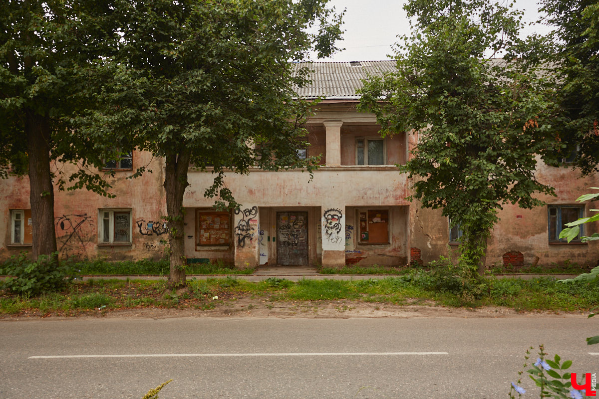 Владимирцы регулярно приезжают на Батурина: одни на рынок за продуктами, другие в Центральный парк погулять. Теперь еще и новый большой ТЦ появился. Но если свернуть от него вправо, то можно попасть в настоящий спальный район с массой интересных фишек. «Ключ-Медиа» узнал о них от жительницы улицы Михайловской, с которой совершил познавательный променад