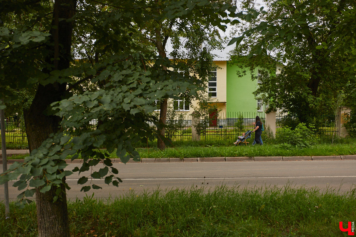 Владимирцы регулярно приезжают на Батурина: одни на рынок за продуктами, другие в Центральный парк погулять. Теперь еще и новый большой ТЦ появился. Но если свернуть от него вправо, то можно попасть в настоящий спальный район с массой интересных фишек. «Ключ-Медиа» узнал о них от жительницы улицы Михайловской, с которой совершил познавательный променад