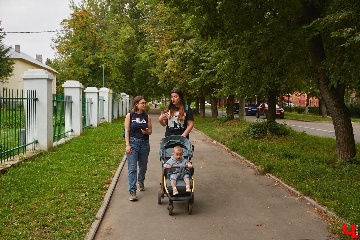 Владимирцы регулярно приезжают на Батурина: одни на рынок за продуктами, другие в Центральный парк погулять. Теперь еще и новый большой ТЦ появился. Но если свернуть от него вправо, то можно попасть в настоящий спальный район с массой интересных фишек. «Ключ-Медиа» узнал о них от жительницы улицы Михайловской, с которой совершил познавательный променад