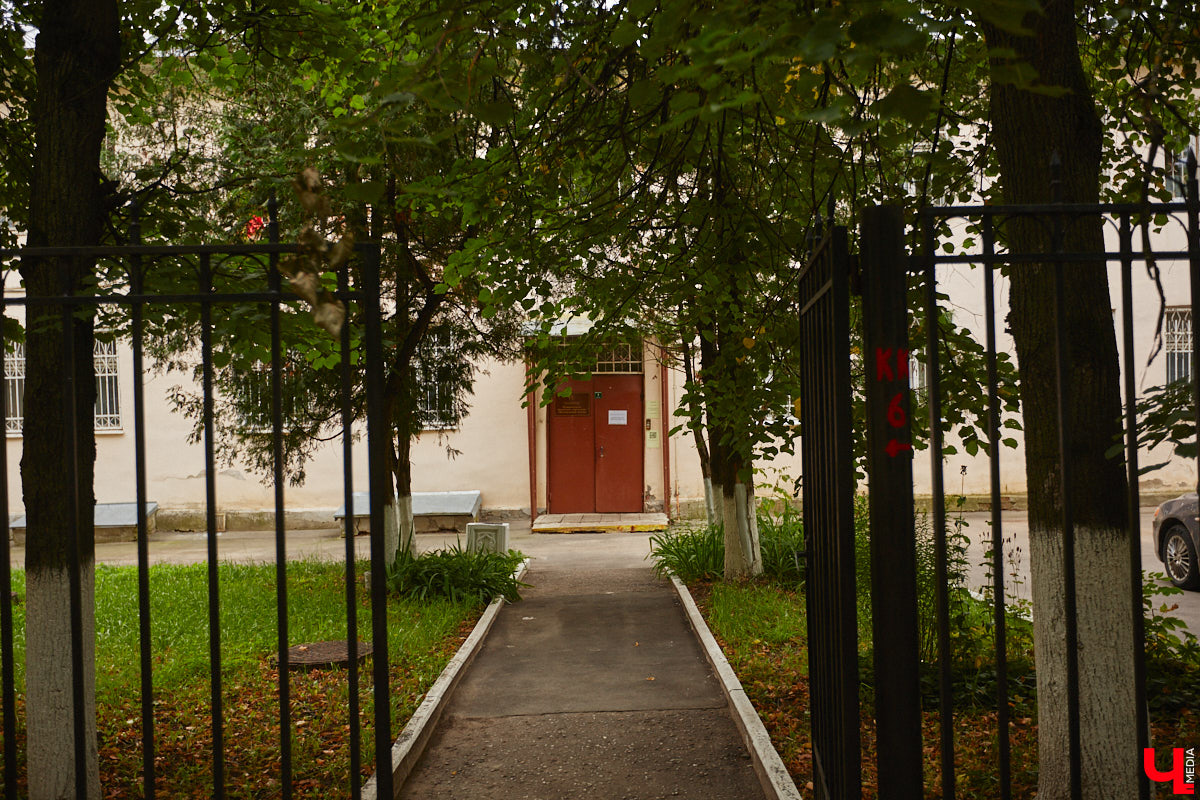 Владимирцы регулярно приезжают на Батурина: одни на рынок за продуктами, другие в Центральный парк погулять. Теперь еще и новый большой ТЦ появился. Но если свернуть от него вправо, то можно попасть в настоящий спальный район с массой интересных фишек. «Ключ-Медиа» узнал о них от жительницы улицы Михайловской, с которой совершил познавательный променад