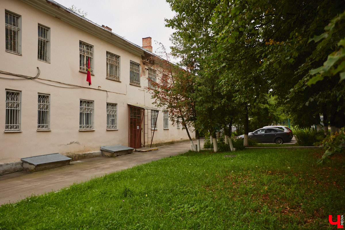 Владимирцы регулярно приезжают на Батурина: одни на рынок за продуктами, другие в Центральный парк погулять. Теперь еще и новый большой ТЦ появился. Но если свернуть от него вправо, то можно попасть в настоящий спальный район с массой интересных фишек. «Ключ-Медиа» узнал о них от жительницы улицы Михайловской, с которой совершил познавательный променад