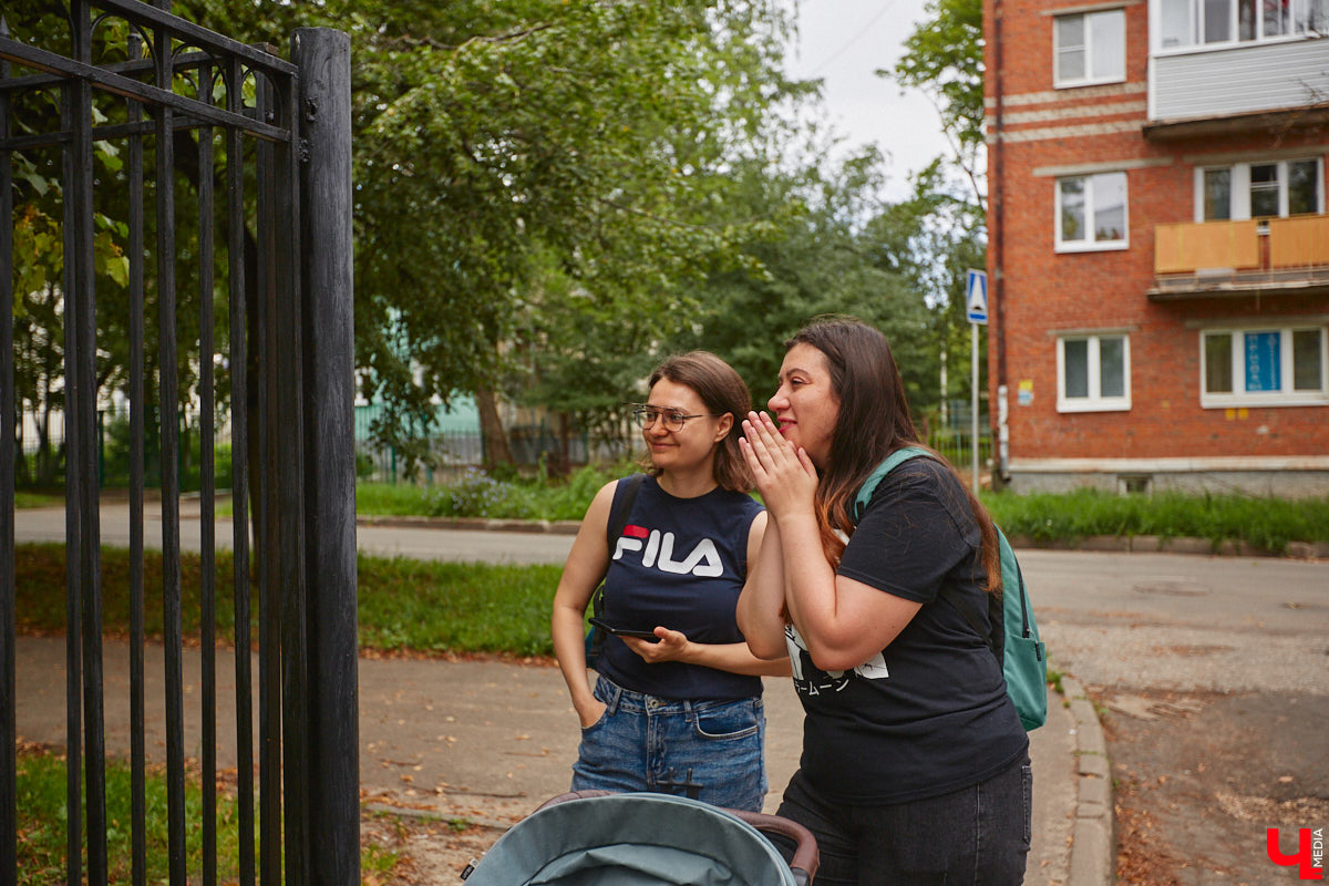Владимирцы регулярно приезжают на Батурина: одни на рынок за продуктами, другие в Центральный парк погулять. Теперь еще и новый большой ТЦ появился. Но если свернуть от него вправо, то можно попасть в настоящий спальный район с массой интересных фишек. «Ключ-Медиа» узнал о них от жительницы улицы Михайловской, с которой совершил познавательный променад