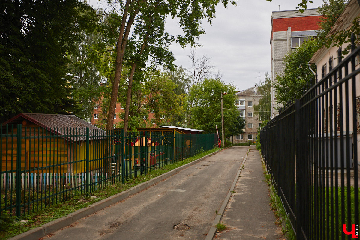 Владимирцы регулярно приезжают на Батурина: одни на рынок за продуктами, другие в Центральный парк погулять. Теперь еще и новый большой ТЦ появился. Но если свернуть от него вправо, то можно попасть в настоящий спальный район с массой интересных фишек. «Ключ-Медиа» узнал о них от жительницы улицы Михайловской, с которой совершил познавательный променад