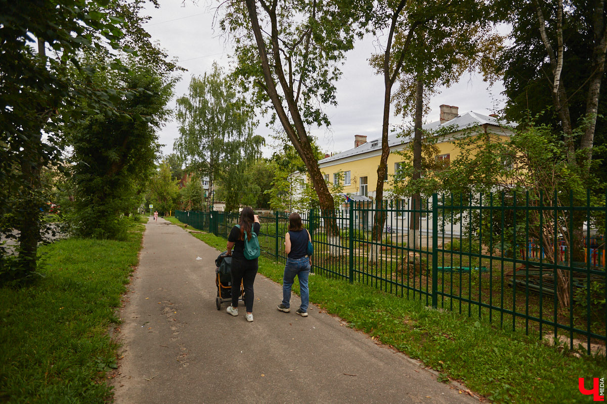 Владимирцы регулярно приезжают на Батурина: одни на рынок за продуктами, другие в Центральный парк погулять. Теперь еще и новый большой ТЦ появился. Но если свернуть от него вправо, то можно попасть в настоящий спальный район с массой интересных фишек. «Ключ-Медиа» узнал о них от жительницы улицы Михайловской, с которой совершил познавательный променад