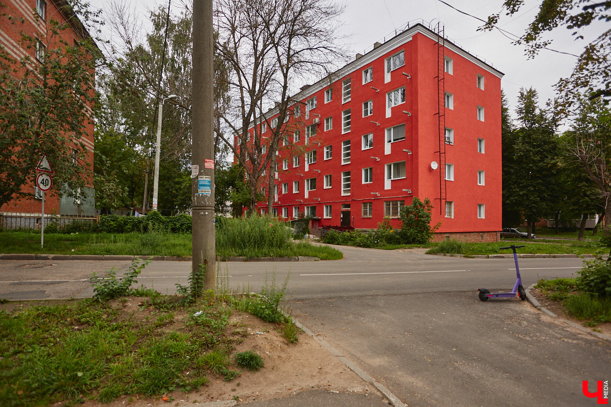 Владимирцы регулярно приезжают на Батурина: одни на рынок за продуктами, другие в Центральный парк погулять. Теперь еще и новый большой ТЦ появился. Но если свернуть от него вправо, то можно попасть в настоящий спальный район с массой интересных фишек. «Ключ-Медиа» узнал о них от жительницы улицы Михайловской, с которой совершил познавательный променад