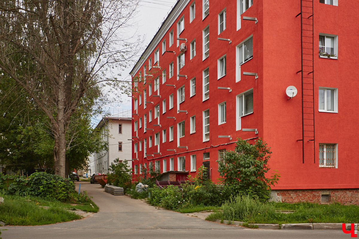 Владимирцы регулярно приезжают на Батурина: одни на рынок за продуктами, другие в Центральный парк погулять. Теперь еще и новый большой ТЦ появился. Но если свернуть от него вправо, то можно попасть в настоящий спальный район с массой интересных фишек. «Ключ-Медиа» узнал о них от жительницы улицы Михайловской, с которой совершил познавательный променад