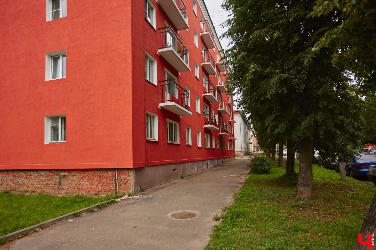 Владимирцы регулярно приезжают на Батурина: одни на рынок за продуктами, другие в Центральный парк погулять. Теперь еще и новый большой ТЦ появился. Но если свернуть от него вправо, то можно попасть в настоящий спальный район с массой интересных фишек. «Ключ-Медиа» узнал о них от жительницы улицы Михайловской, с которой совершил познавательный променад