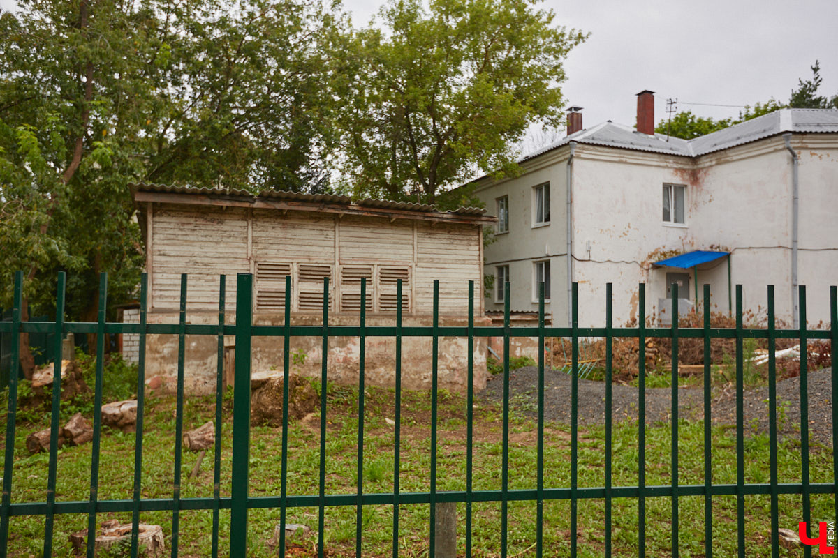 Владимирцы регулярно приезжают на Батурина: одни на рынок за продуктами, другие в Центральный парк погулять. Теперь еще и новый большой ТЦ появился. Но если свернуть от него вправо, то можно попасть в настоящий спальный район с массой интересных фишек. «Ключ-Медиа» узнал о них от жительницы улицы Михайловской, с которой совершил познавательный променад