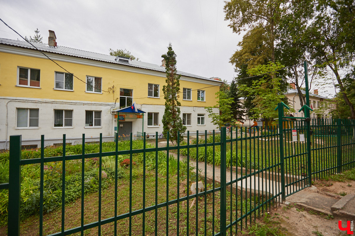 Владимирцы регулярно приезжают на Батурина: одни на рынок за продуктами, другие в Центральный парк погулять. Теперь еще и новый большой ТЦ появился. Но если свернуть от него вправо, то можно попасть в настоящий спальный район с массой интересных фишек. «Ключ-Медиа» узнал о них от жительницы улицы Михайловской, с которой совершил познавательный променад