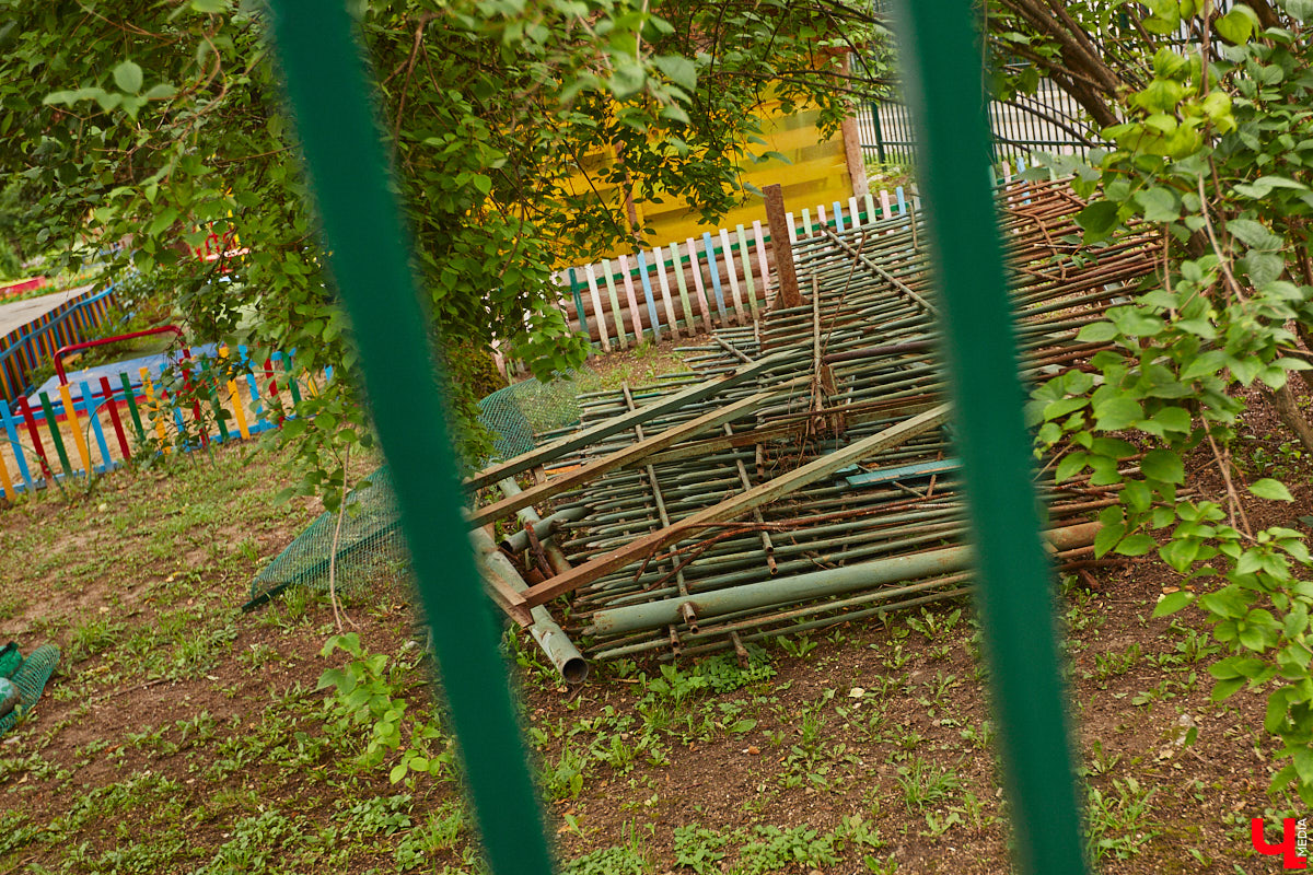 Владимирцы регулярно приезжают на Батурина: одни на рынок за продуктами, другие в Центральный парк погулять. Теперь еще и новый большой ТЦ появился. Но если свернуть от него вправо, то можно попасть в настоящий спальный район с массой интересных фишек. «Ключ-Медиа» узнал о них от жительницы улицы Михайловской, с которой совершил познавательный променад