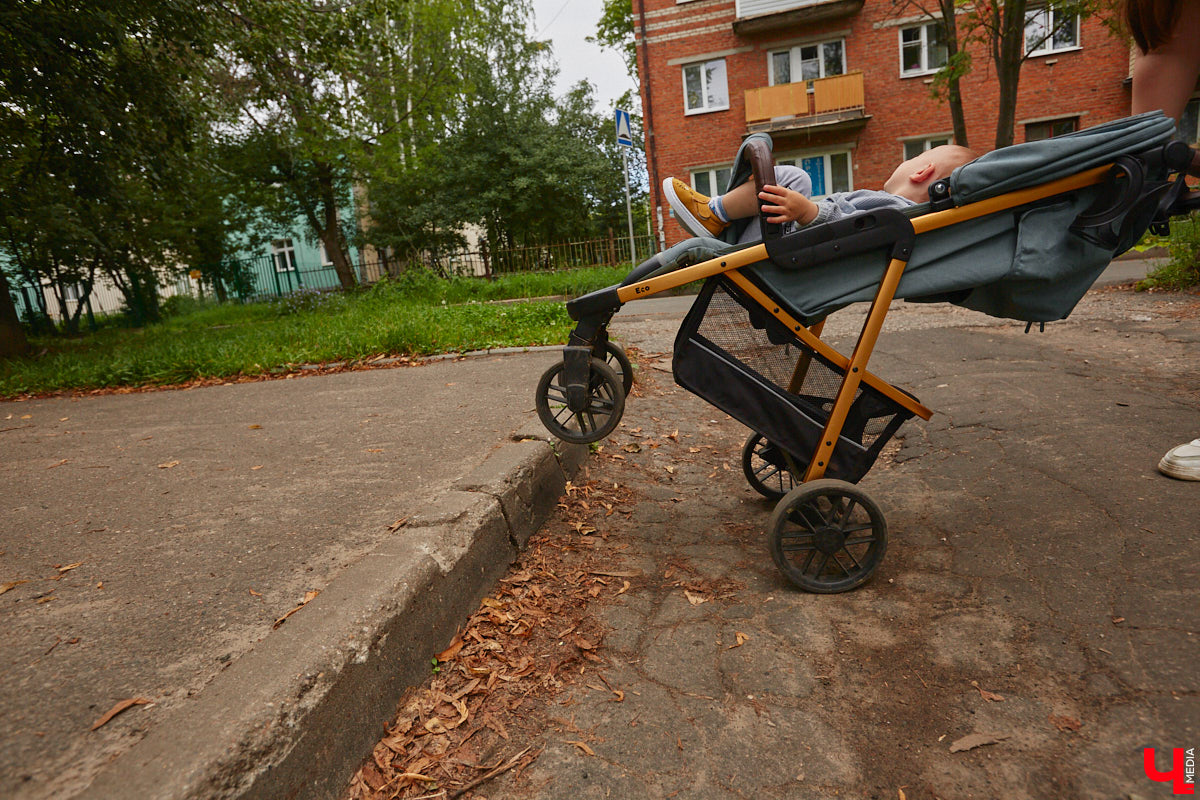 Владимирцы регулярно приезжают на Батурина: одни на рынок за продуктами, другие в Центральный парк погулять. Теперь еще и новый большой ТЦ появился. Но если свернуть от него вправо, то можно попасть в настоящий спальный район с массой интересных фишек. «Ключ-Медиа» узнал о них от жительницы улицы Михайловской, с которой совершил познавательный променад