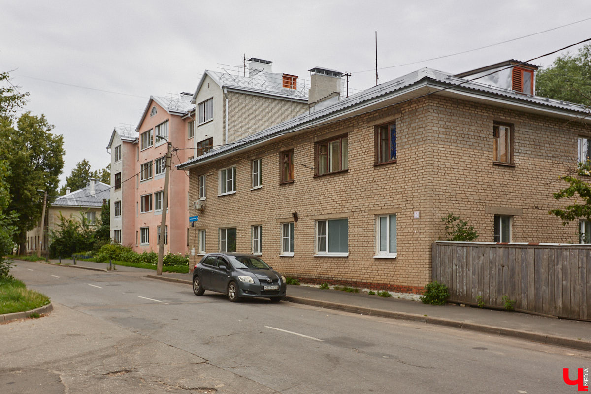 Владимирцы регулярно приезжают на Батурина: одни на рынок за продуктами, другие в Центральный парк погулять. Теперь еще и новый большой ТЦ появился. Но если свернуть от него вправо, то можно попасть в настоящий спальный район с массой интересных фишек. «Ключ-Медиа» узнал о них от жительницы улицы Михайловской, с которой совершил познавательный променад