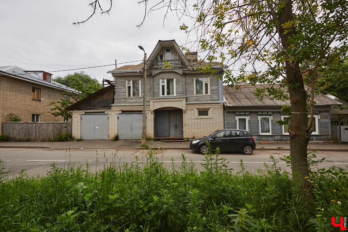 Владимирцы регулярно приезжают на Батурина: одни на рынок за продуктами, другие в Центральный парк погулять. Теперь еще и новый большой ТЦ появился. Но если свернуть от него вправо, то можно попасть в настоящий спальный район с массой интересных фишек. «Ключ-Медиа» узнал о них от жительницы улицы Михайловской, с которой совершил познавательный променад