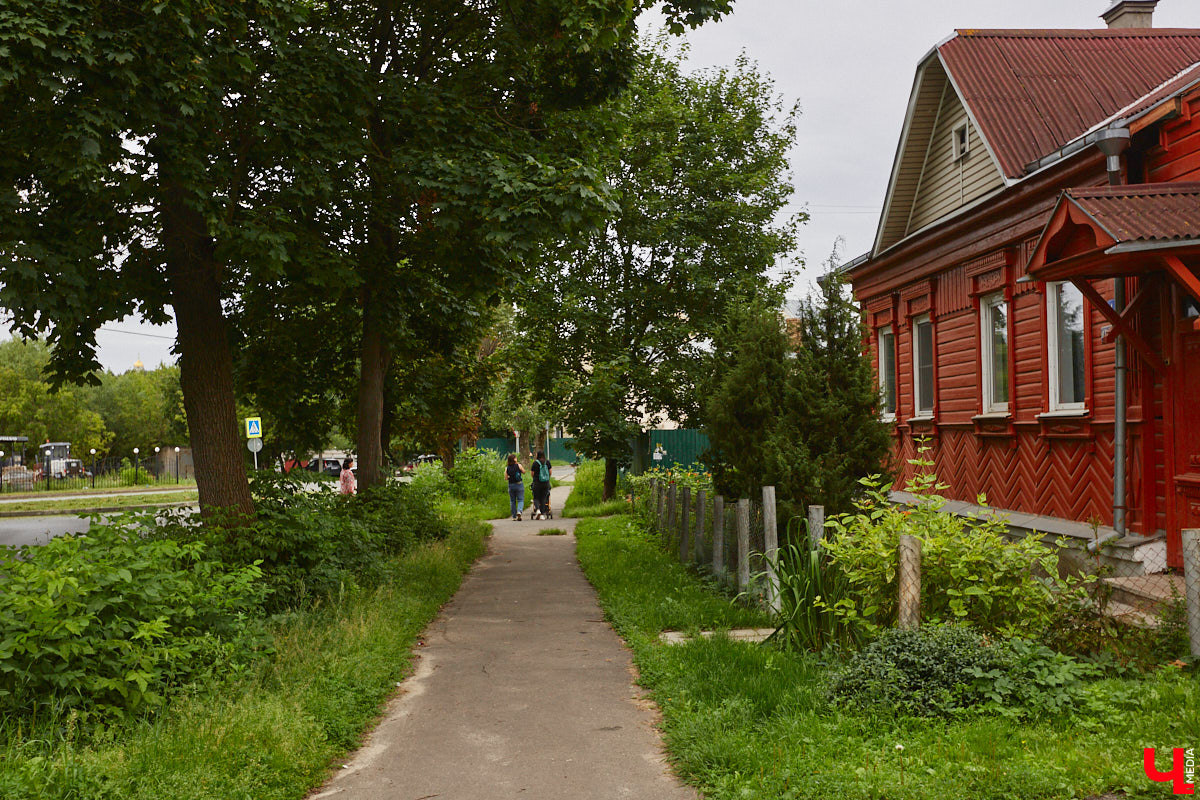Владимирцы регулярно приезжают на Батурина: одни на рынок за продуктами, другие в Центральный парк погулять. Теперь еще и новый большой ТЦ появился. Но если свернуть от него вправо, то можно попасть в настоящий спальный район с массой интересных фишек. «Ключ-Медиа» узнал о них от жительницы улицы Михайловской, с которой совершил познавательный променад