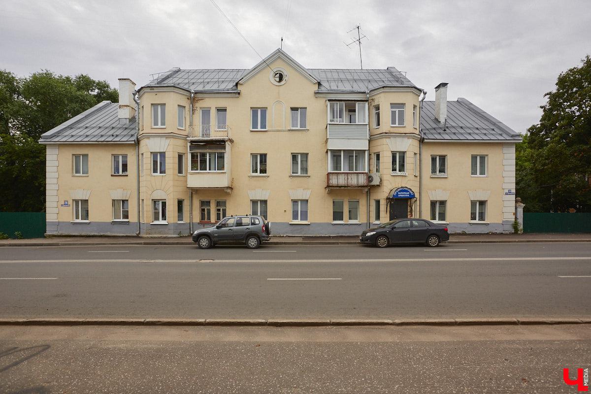 Владимирцы регулярно приезжают на Батурина: одни на рынок за продуктами, другие в Центральный парк погулять. Теперь еще и новый большой ТЦ появился. Но если свернуть от него вправо, то можно попасть в настоящий спальный район с массой интересных фишек. «Ключ-Медиа» узнал о них от жительницы улицы Михайловской, с которой совершил познавательный променад