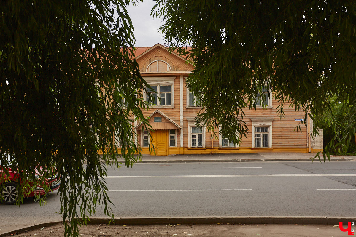 Владимирцы регулярно приезжают на Батурина: одни на рынок за продуктами, другие в Центральный парк погулять. Теперь еще и новый большой ТЦ появился. Но если свернуть от него вправо, то можно попасть в настоящий спальный район с массой интересных фишек. «Ключ-Медиа» узнал о них от жительницы улицы Михайловской, с которой совершил познавательный променад