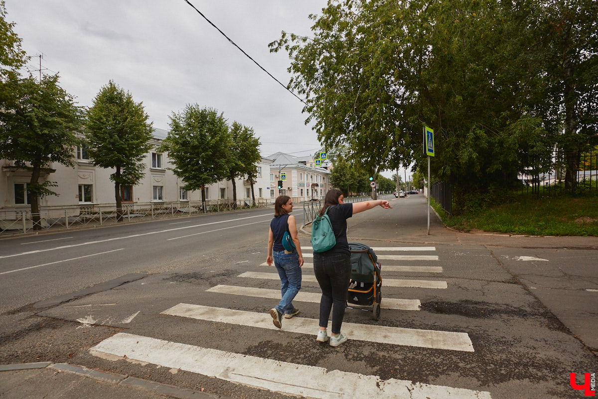 Владимирцы регулярно приезжают на Батурина: одни на рынок за продуктами, другие в Центральный парк погулять. Теперь еще и новый большой ТЦ появился. Но если свернуть от него вправо, то можно попасть в настоящий спальный район с массой интересных фишек. «Ключ-Медиа» узнал о них от жительницы улицы Михайловской, с которой совершил познавательный променад