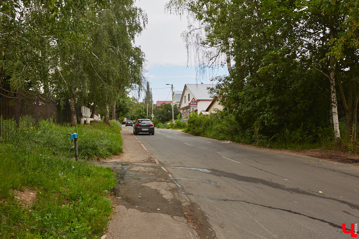 Владимирцы регулярно приезжают на Батурина: одни на рынок за продуктами, другие в Центральный парк погулять. Теперь еще и новый большой ТЦ появился. Но если свернуть от него вправо, то можно попасть в настоящий спальный район с массой интересных фишек. «Ключ-Медиа» узнал о них от жительницы улицы Михайловской, с которой совершил познавательный променад