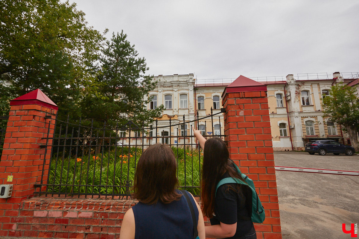 Владимирцы регулярно приезжают на Батурина: одни на рынок за продуктами, другие в Центральный парк погулять. Теперь еще и новый большой ТЦ появился. Но если свернуть от него вправо, то можно попасть в настоящий спальный район с массой интересных фишек. «Ключ-Медиа» узнал о них от жительницы улицы Михайловской, с которой совершил познавательный променад