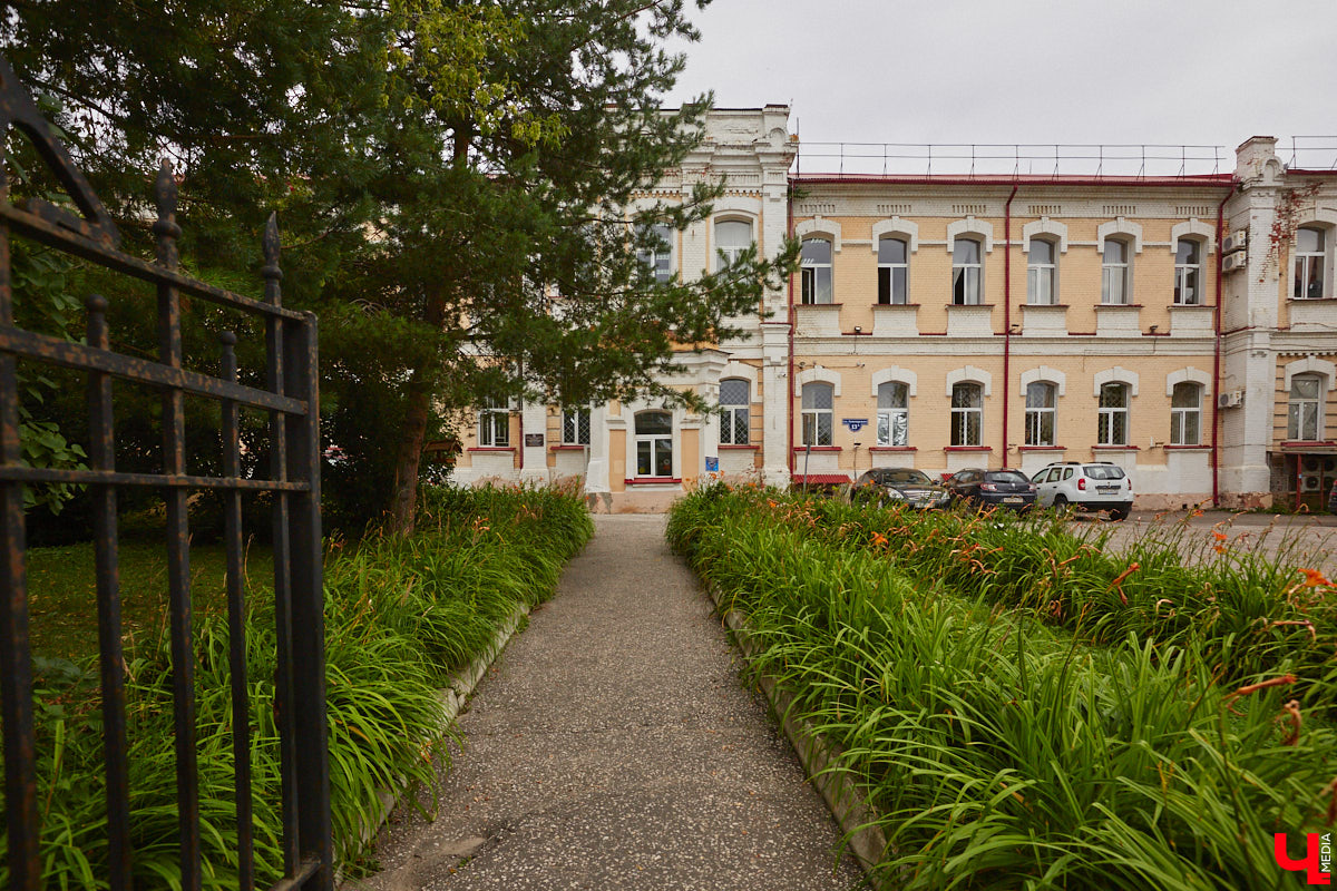 Владимирцы регулярно приезжают на Батурина: одни на рынок за продуктами, другие в Центральный парк погулять. Теперь еще и новый большой ТЦ появился. Но если свернуть от него вправо, то можно попасть в настоящий спальный район с массой интересных фишек. «Ключ-Медиа» узнал о них от жительницы улицы Михайловской, с которой совершил познавательный променад