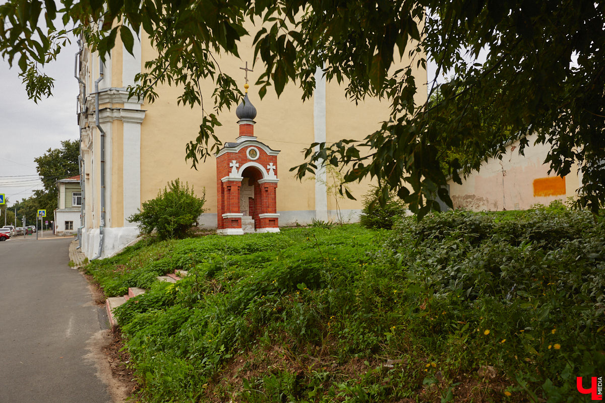Владимирцы регулярно приезжают на Батурина: одни на рынок за продуктами, другие в Центральный парк погулять. Теперь еще и новый большой ТЦ появился. Но если свернуть от него вправо, то можно попасть в настоящий спальный район с массой интересных фишек. «Ключ-Медиа» узнал о них от жительницы улицы Михайловской, с которой совершил познавательный променад