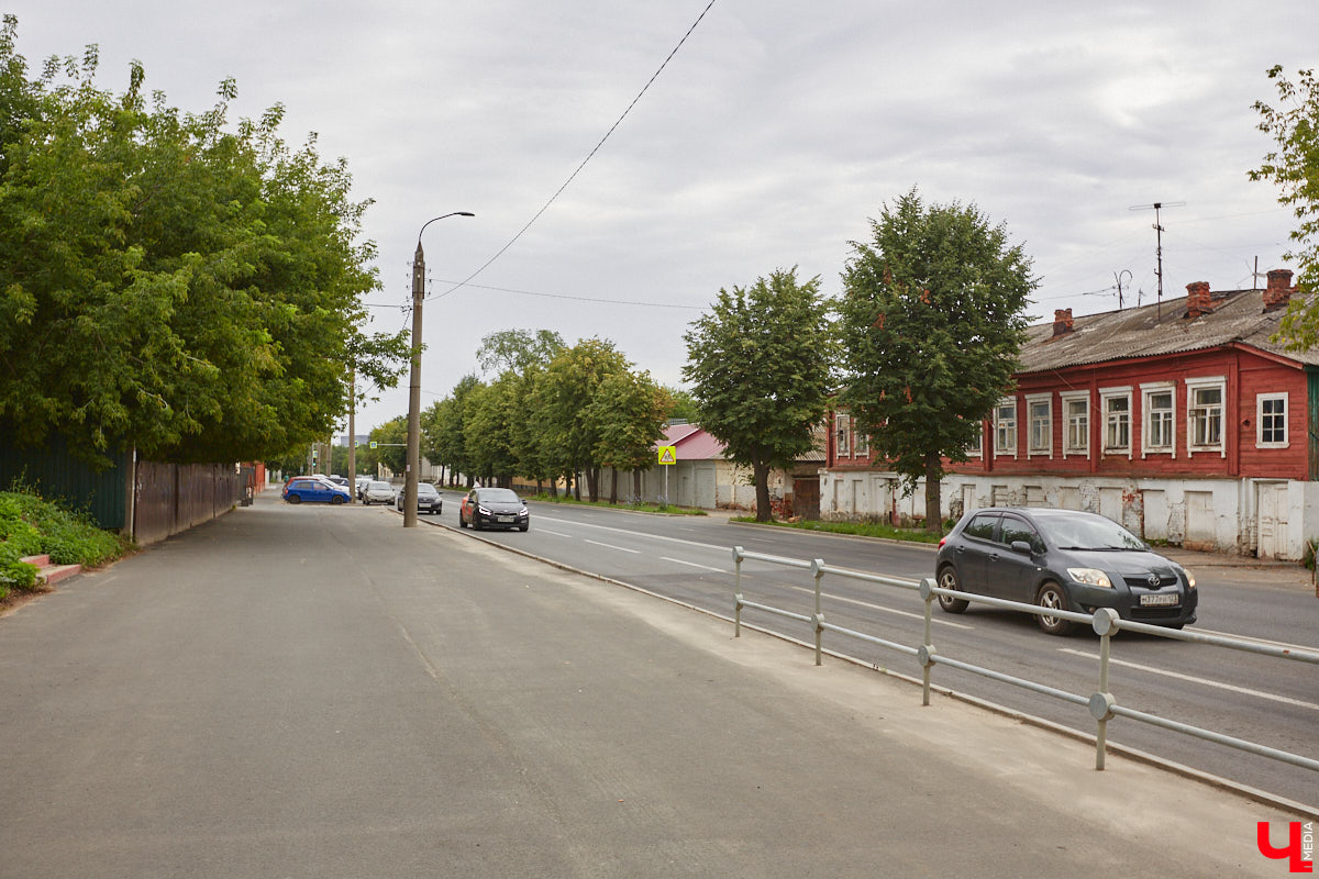 Владимирцы регулярно приезжают на Батурина: одни на рынок за продуктами, другие в Центральный парк погулять. Теперь еще и новый большой ТЦ появился. Но если свернуть от него вправо, то можно попасть в настоящий спальный район с массой интересных фишек. «Ключ-Медиа» узнал о них от жительницы улицы Михайловской, с которой совершил познавательный променад