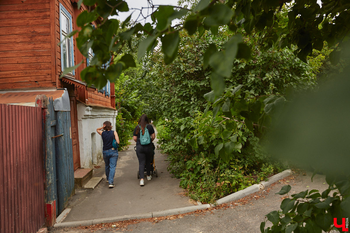 Владимирцы регулярно приезжают на Батурина: одни на рынок за продуктами, другие в Центральный парк погулять. Теперь еще и новый большой ТЦ появился. Но если свернуть от него вправо, то можно попасть в настоящий спальный район с массой интересных фишек. «Ключ-Медиа» узнал о них от жительницы улицы Михайловской, с которой совершил познавательный променад