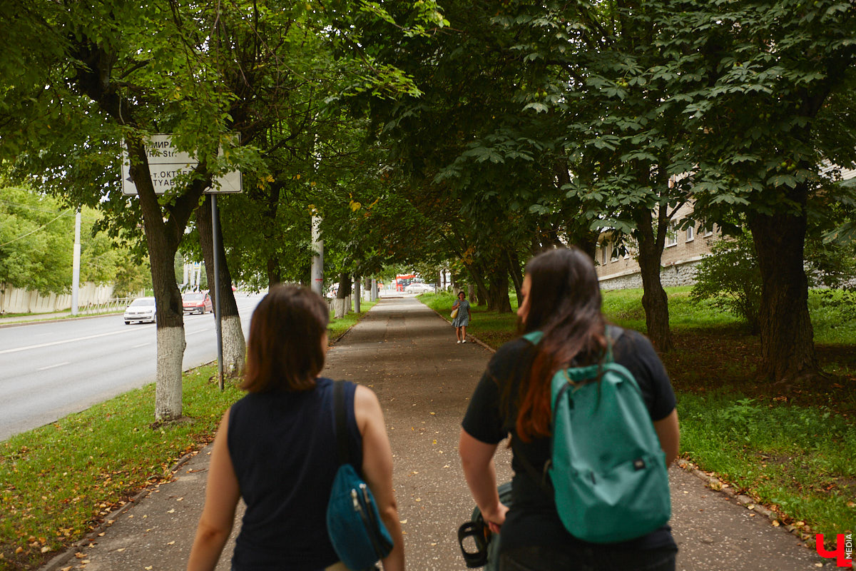 Владимирцы регулярно приезжают на Батурина: одни на рынок за продуктами, другие в Центральный парк погулять. Теперь еще и новый большой ТЦ появился. Но если свернуть от него вправо, то можно попасть в настоящий спальный район с массой интересных фишек. «Ключ-Медиа» узнал о них от жительницы улицы Михайловской, с которой совершил познавательный променад