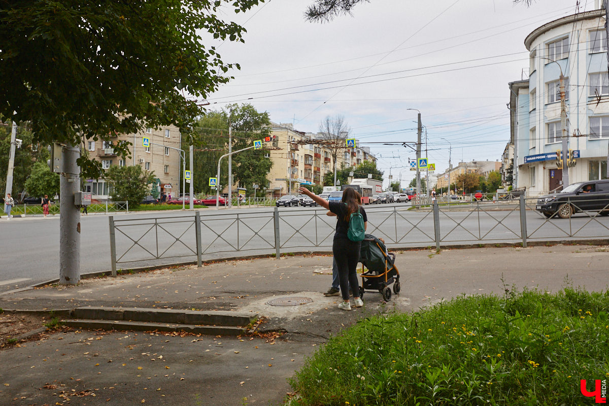 Владимирцы регулярно приезжают на Батурина: одни на рынок за продуктами, другие в Центральный парк погулять. Теперь еще и новый большой ТЦ появился. Но если свернуть от него вправо, то можно попасть в настоящий спальный район с массой интересных фишек. «Ключ-Медиа» узнал о них от жительницы улицы Михайловской, с которой совершил познавательный променад
