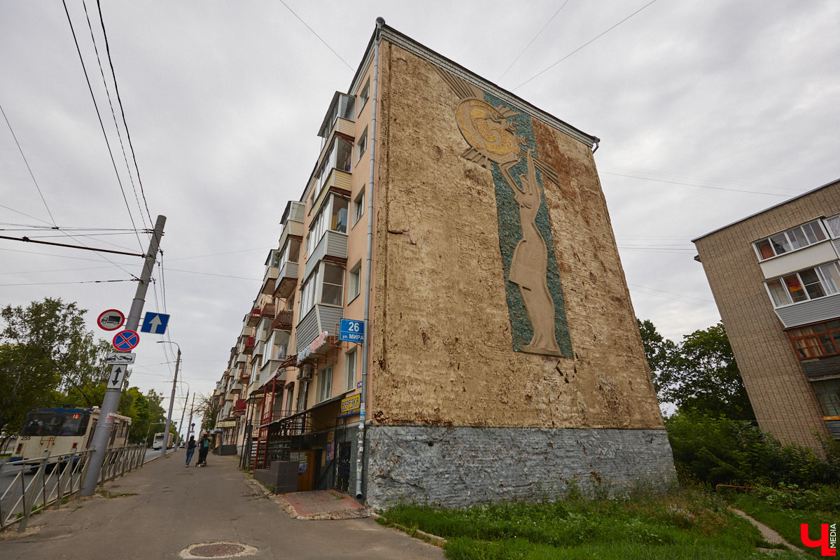 Владимирцы регулярно приезжают на Батурина: одни на рынок за продуктами, другие в Центральный парк погулять. Теперь еще и новый большой ТЦ появился. Но если свернуть от него вправо, то можно попасть в настоящий спальный район с массой интересных фишек. «Ключ-Медиа» узнал о них от жительницы улицы Михайловской, с которой совершил познавательный променад