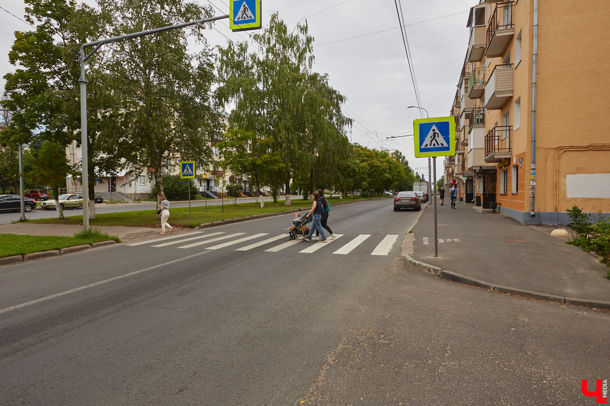 Владимирцы регулярно приезжают на Батурина: одни на рынок за продуктами, другие в Центральный парк погулять. Теперь еще и новый большой ТЦ появился. Но если свернуть от него вправо, то можно попасть в настоящий спальный район с массой интересных фишек. «Ключ-Медиа» узнал о них от жительницы улицы Михайловской, с которой совершил познавательный променад