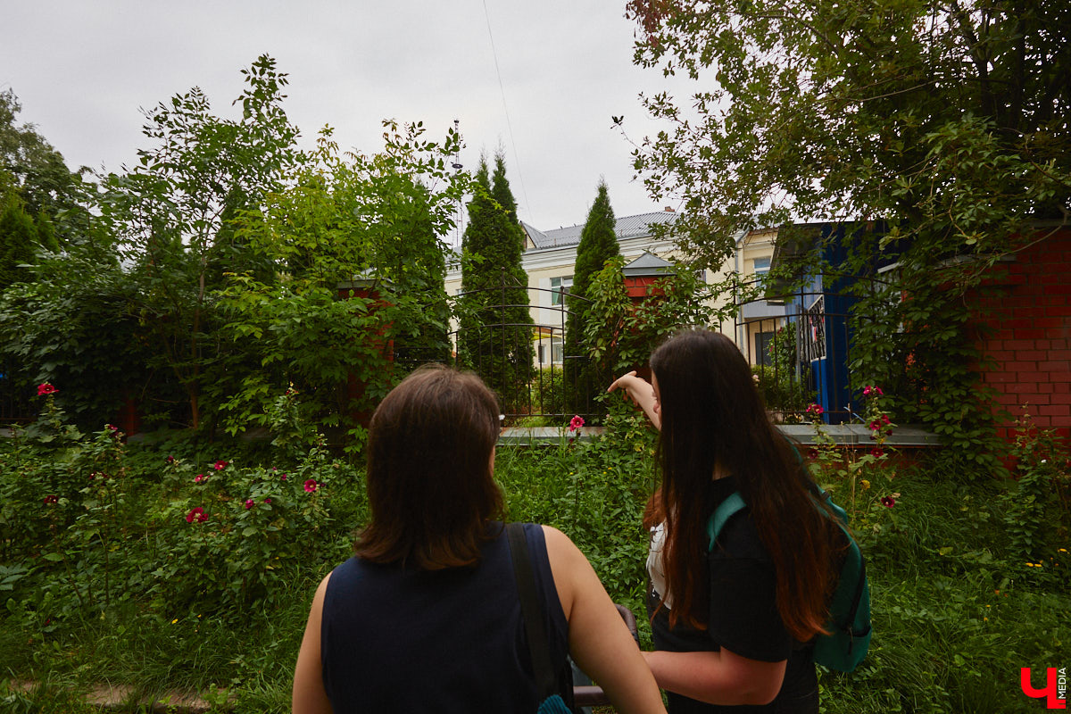 Владимирцы регулярно приезжают на Батурина: одни на рынок за продуктами, другие в Центральный парк погулять. Теперь еще и новый большой ТЦ появился. Но если свернуть от него вправо, то можно попасть в настоящий спальный район с массой интересных фишек. «Ключ-Медиа» узнал о них от жительницы улицы Михайловской, с которой совершил познавательный променад