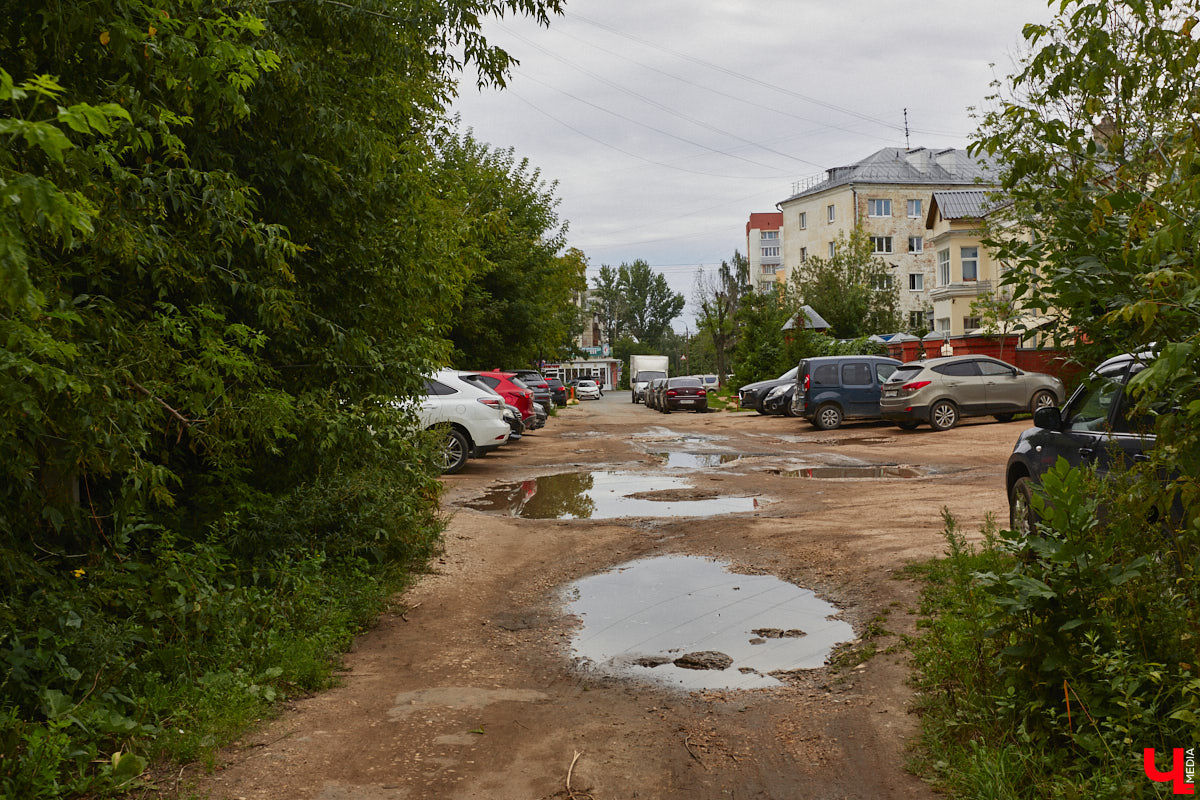 Владимирцы регулярно приезжают на Батурина: одни на рынок за продуктами, другие в Центральный парк погулять. Теперь еще и новый большой ТЦ появился. Но если свернуть от него вправо, то можно попасть в настоящий спальный район с массой интересных фишек. «Ключ-Медиа» узнал о них от жительницы улицы Михайловской, с которой совершил познавательный променад