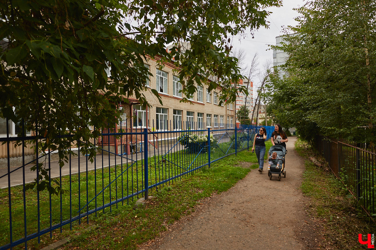 Владимирцы регулярно приезжают на Батурина: одни на рынок за продуктами, другие в Центральный парк погулять. Теперь еще и новый большой ТЦ появился. Но если свернуть от него вправо, то можно попасть в настоящий спальный район с массой интересных фишек. «Ключ-Медиа» узнал о них от жительницы улицы Михайловской, с которой совершил познавательный променад