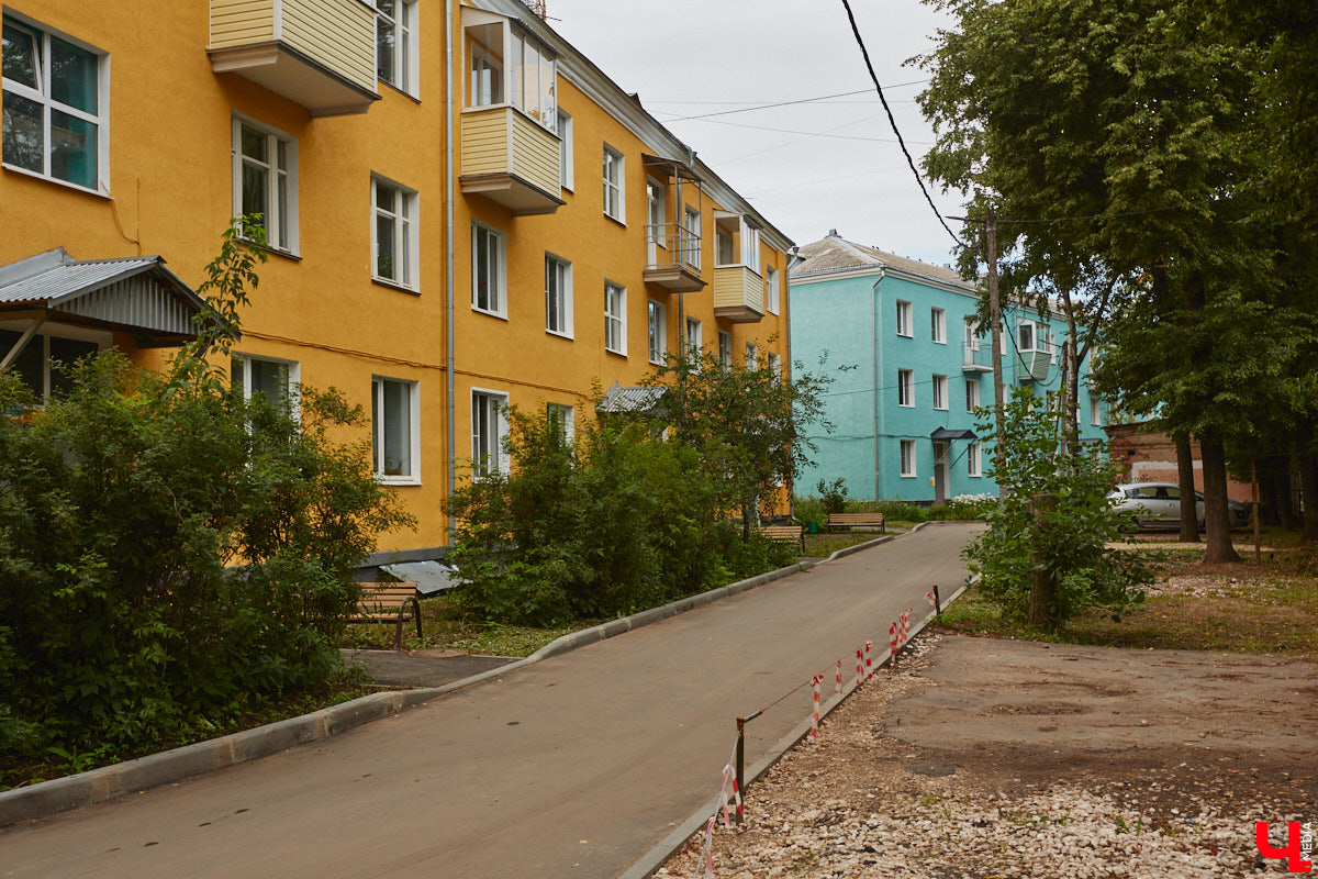 Владимирцы регулярно приезжают на Батурина: одни на рынок за продуктами, другие в Центральный парк погулять. Теперь еще и новый большой ТЦ появился. Но если свернуть от него вправо, то можно попасть в настоящий спальный район с массой интересных фишек. «Ключ-Медиа» узнал о них от жительницы улицы Михайловской, с которой совершил познавательный променад