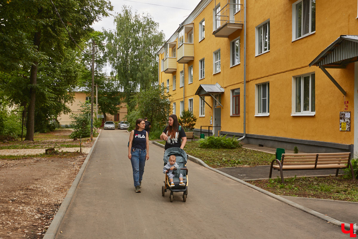 Владимирцы регулярно приезжают на Батурина: одни на рынок за продуктами, другие в Центральный парк погулять. Теперь еще и новый большой ТЦ появился. Но если свернуть от него вправо, то можно попасть в настоящий спальный район с массой интересных фишек. «Ключ-Медиа» узнал о них от жительницы улицы Михайловской, с которой совершил познавательный променад