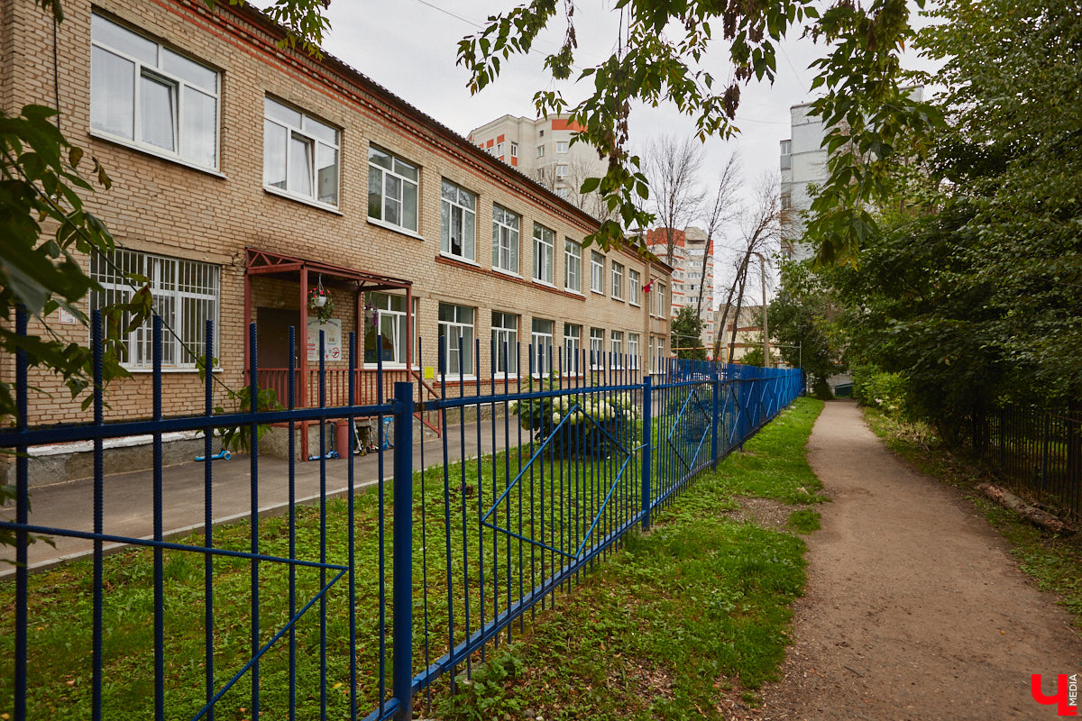 Владимирцы регулярно приезжают на Батурина: одни на рынок за продуктами, другие в Центральный парк погулять. Теперь еще и новый большой ТЦ появился. Но если свернуть от него вправо, то можно попасть в настоящий спальный район с массой интересных фишек. «Ключ-Медиа» узнал о них от жительницы улицы Михайловской, с которой совершил познавательный променад