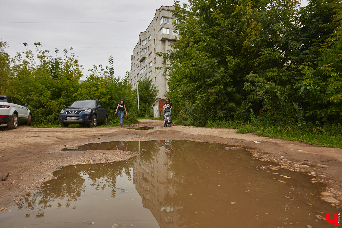 Владимирцы регулярно приезжают на Батурина: одни на рынок за продуктами, другие в Центральный парк погулять. Теперь еще и новый большой ТЦ появился. Но если свернуть от него вправо, то можно попасть в настоящий спальный район с массой интересных фишек. «Ключ-Медиа» узнал о них от жительницы улицы Михайловской, с которой совершил познавательный променад