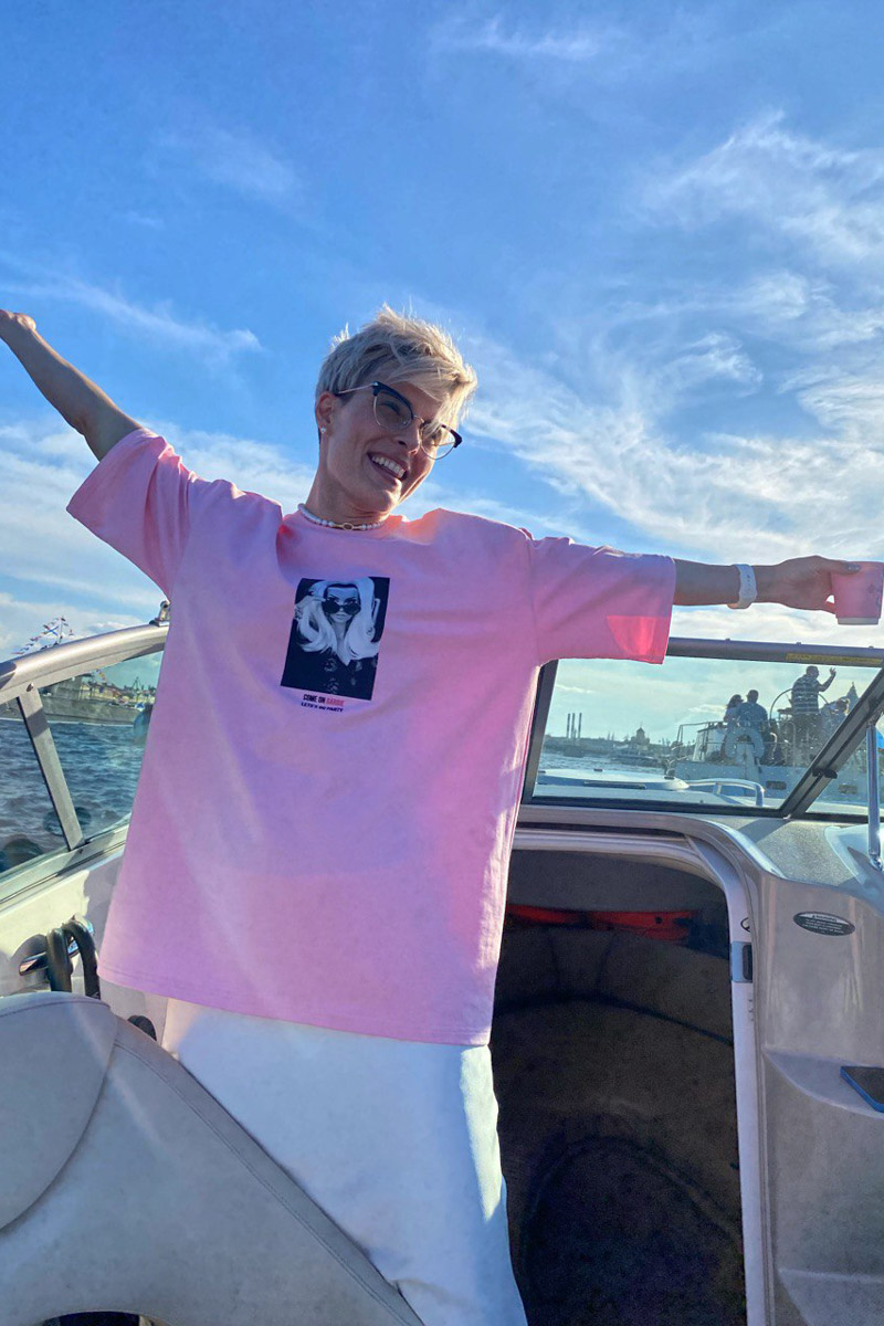 Стрижка унисекс вместо романтичных локонов, кеды вместо каблуков. Элегантный оверсайз и офисный деним выбирает для своего гардероба анти-Барби Анна Асессорова. Нет, она совсем не против розового цвета, даже наоборот. Просто в ее гардеробе нет кукольных look`ов