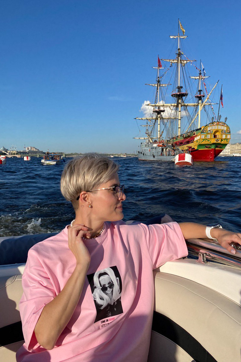 Стрижка унисекс вместо романтичных локонов, кеды вместо каблуков. Элегантный оверсайз и офисный деним выбирает для своего гардероба анти-Барби Анна Асессорова. Нет, она совсем не против розового цвета, даже наоборот. Просто в ее гардеробе нет кукольных look`ов