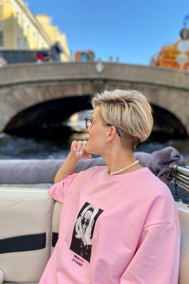 Стрижка унисекс вместо романтичных локонов, кеды вместо каблуков. Элегантный оверсайз и офисный деним выбирает для своего гардероба анти-Барби Анна Асессорова. Нет, она совсем не против розового цвета, даже наоборот. Просто в ее гардеробе нет кукольных look`ов